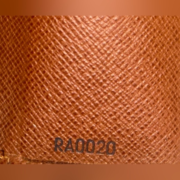 LOUIS VUITTON MONOGRAM KEY HOLDER / WALLET - Picture 4 of 16